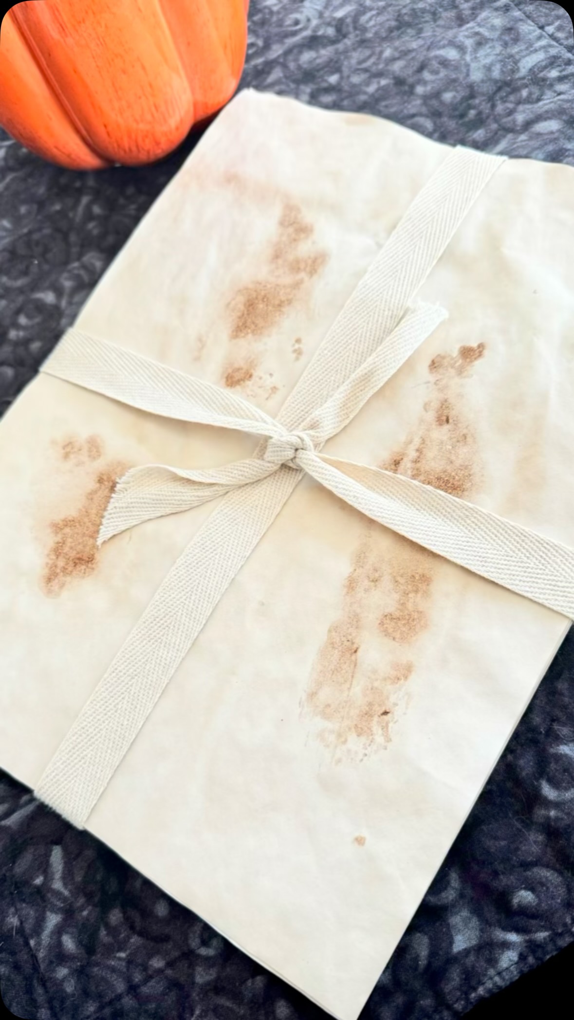 GIVEAWAY! Are you on my mailing list? Sign-up is here 
https://rosemarymichel.com/join-the-artsy-newsletter/ 
I’m giving away these 12 sheets of vintage/antique style paper. You can find that video -and others- using the YouTube link in my bio.
#artgiveaway #artnewsletter #vintagepaper #easyart #youtubeartist