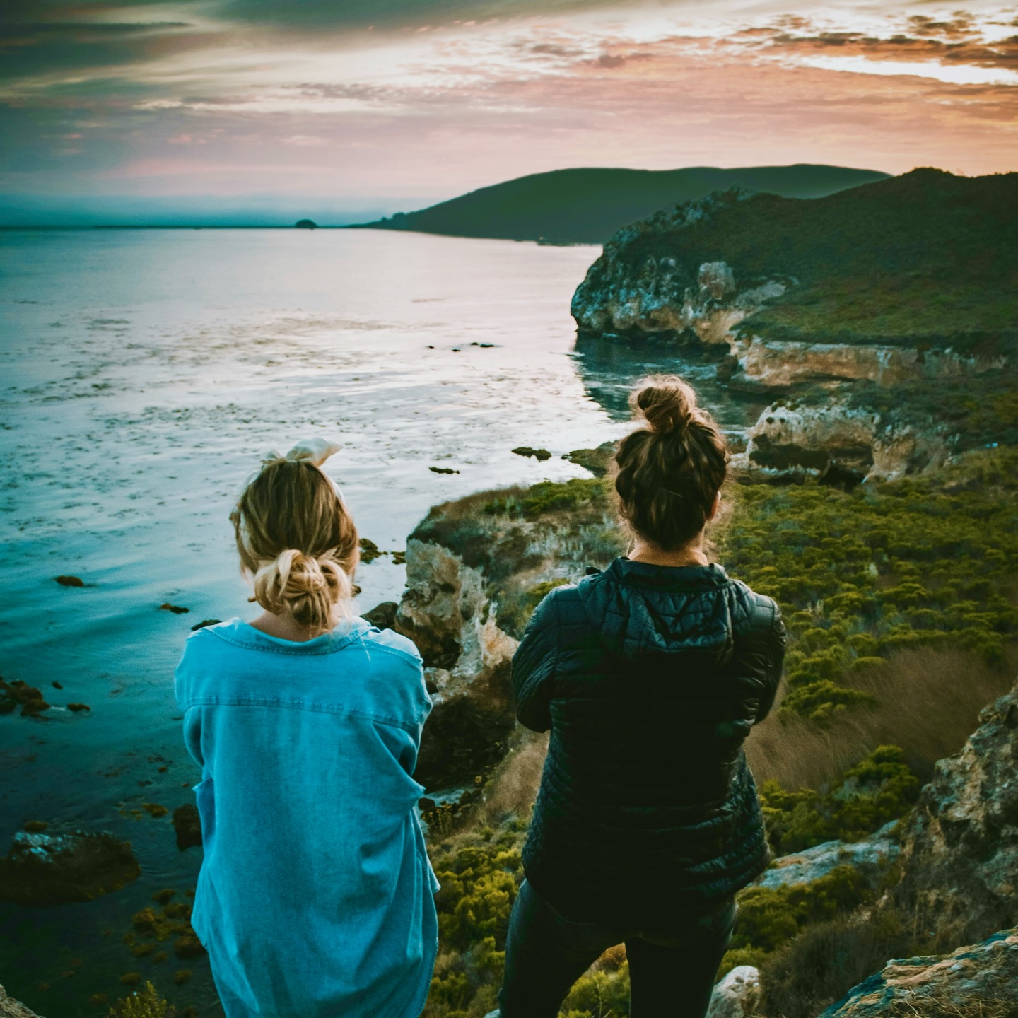 Saturn and Neptune conjunct at 0° Aries on February 20. These conjunctions have always brought geo-political change. Change of geographical boundaries, change of leadership, change of ideologies. The last time they met was 1989. And the fall of the Berlin wall. 1952 when Queen Elizabeth II became monarch at 26.  A young woman on the throne shook the establishment. The time before that was 1917 and the Russian revolution. Video is through the link in my bio and don’t forget my February astrology for all signs is up.
🇫🇷 Neptune et Saturne seront en conjonction le 20 février, 0° de bélier. Le tout début de la roue astrologique . Cette conjonction rime toujours avec changement géopolitique. Dans l’histoire, nous avons vu l’écroulement du mur de Berlin, en 89, l’ascension aux trône de la reine, Élisabeth II jugée très jeune, et en plus une femme, par l’établissement britannique à l’époque. En 1917, la fin des tsars et la révolution russe. Aujourd’hui nous voyons des débats autour du Groenland. La frontière entre le Canada et la Russie dans la Grand Nord, (Neptune est relié à l’eau) et aussi des provinces canadiennes qui parlent de se séparer. Pour en nommer quelques-uns que je connais J’ai plusieurs vidéos sur mon YouTube et maintenant le doublage en français est possible ainsi que les sous-titres. 
📸 @timmossholder on #unsplash
•
•
•
•
•
•
•
•
•
•
•
•
•
•
•
•
#astrologyblogger #astrologyinsights #saturnneptune2026 
#saturnneptuneconjunction  zodiacastrology astrologytips astrologybloggers astrologersofig horoscope  astrologyreport astrologylove astrologylovers astrologytips astrologylife astrologue
 astrologyfacts 
astrology101 
youtubeastrology youtubevideos horoscopeposts astrologyyoutuber