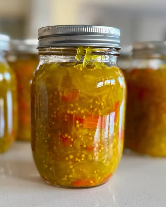 Faune flore et fruits du vendredi! Catégorie: Bonne à marier 🥰 Restant de tomates 🍅 de mon jardin qui ne mûrissaient pas, faute de 🌞 et chaleur. Alors j’ai tenté ketchup vert et je dois avouer c’est vraiment bon.
Flora and Fauna and fruit Friday! These tomatoes from my garden weren’t ripening: not enough sun and too cold. I attempted green tomato ketchup and honestly it’s really good - if I do say so myself. 
📷: ©️2025 rosemarymichel.com
🍅
🍅
🍅
🍅
🍅
🍅
#floraandfaunafriday #tomato #greentomatochutney #greentomatoketchup #homecooking #canning #summerharvest #preserves #tomate #ketchuptomatesvertes #cuisinemaison